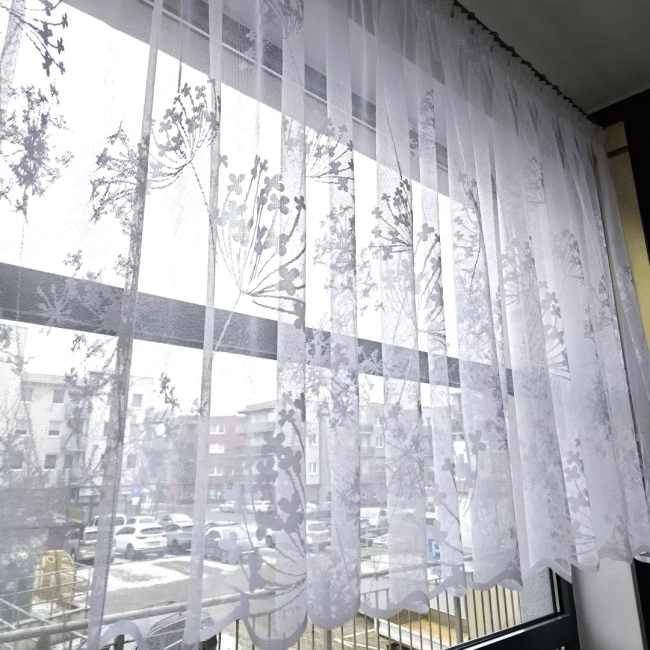 Firana żakardowa JULITA na wymiar – śnieżnobiała, delikatny wzór do kuchni i pokoju