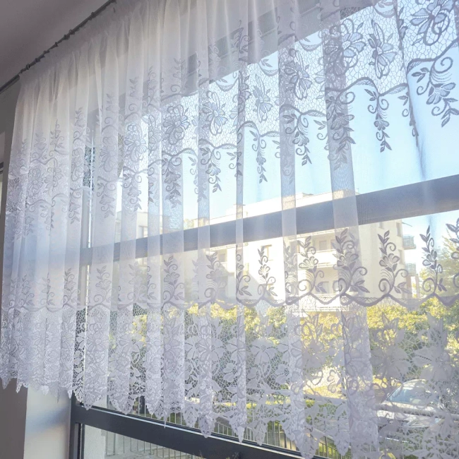 Firana żakardowa RENATA na wymiar – elegancki kwiatowy wzór do salonu, kuchni i na balkon