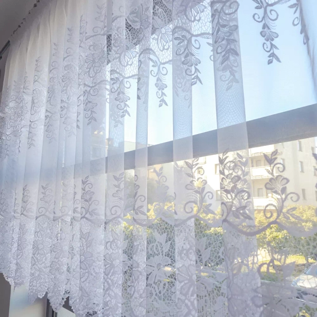 Firana żakardowa RENATA na wymiar – elegancki kwiatowy wzór do salonu, kuchni i na balkon
